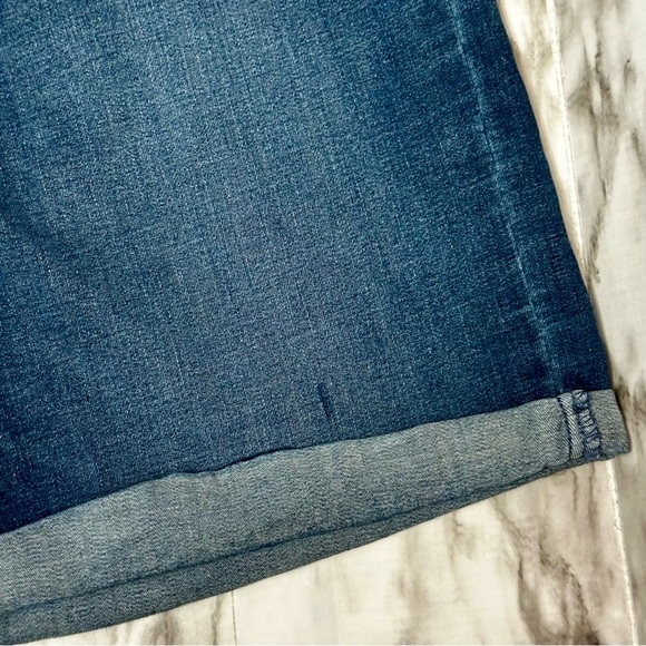 Levi's Blue Bermuda Shorts Classic Denim Style Rolled Cuff Medium Wash Stretch - Picture 4 of 9